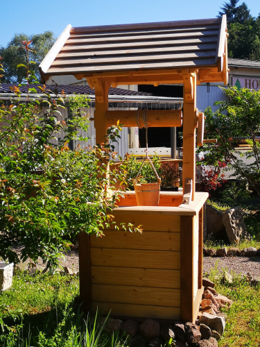 Holzbrunnen mit Kurbel und Eimer