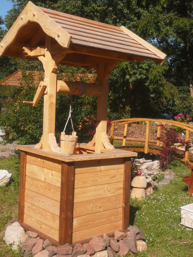 Holzbrunnen mit Kurbel und Eimer