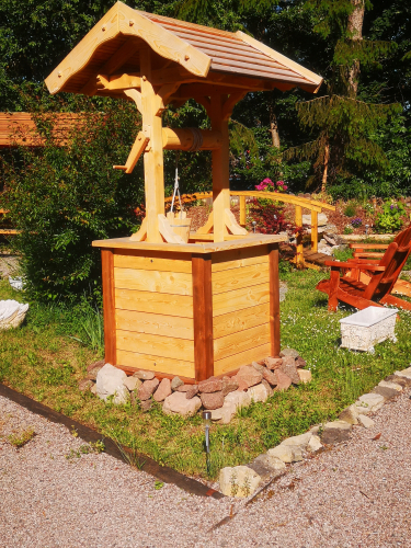 Holzbrunnen mit Kurbel und Eimer