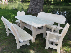 Handgefertigte rustikale Gartengarnitur aus massivem Holz – Outdoor Sitzgruppe mit Holztisch, Bänken und Stühlen für Garten, Terrasse oder Biergarten am See.
