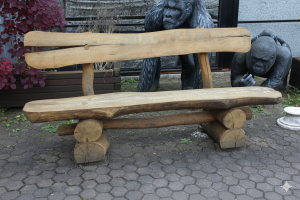 Rustikale Gartenbank aus massivem Holz mit natürlicher Maserung