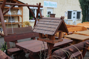 Hochwertiges Holz-Vogelhaus mit Dachschindeln