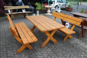 Holz-Gartengarnitur Suhl 2+1 mit Tisch und zwei Bänken, wetterfeste Sitzgruppe im rustikalen Stil
