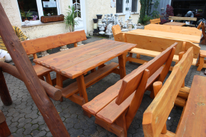 Rustikale Gartengarnitur Eisenach 2+1 aus massivem Holz mit zwei Bänken und Tisch – ideal für Garten oder Terrasse.