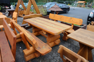 Rustikale Gartengarnitur Allgäu 2+1 aus massivem Holz mit zwei Bänken und Tisch – Einzelstück im Saison Abverkauf