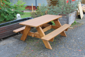 Holz Gartengarnitur – Tisch-Bank-Kombination aus massivem Holz auf weißem Hintergrund, ideal für Garten oder Terrasse