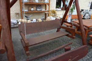 Hollywoodschaukel aus dunkel imprägniertem Holz mit Gravur in der Rückenlehne