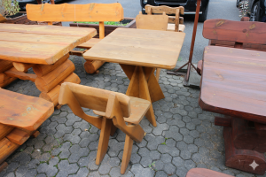 Rustikale Zweier Sitzgruppe aus massivem Holz mit quadratischem Tisch und zwei passenden Stühlen, auf hellem Hintergrund.