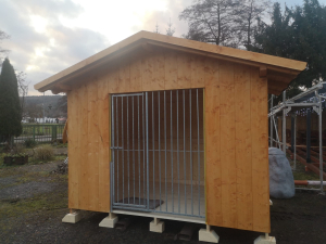 Hochwertiger Hundezwinger aus Massivholz mit sicherer Gitterfront. Wetterfest, robust und ideal für den Außenbereich. Bietet Ihrem Hund Schutz, Komfort und einen sicheren Rückzugsort.