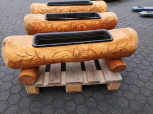 Handgefertigter Blumentrog aus massivem Baumstamm mit floraler Gravur, rustikales Holzdesign mit Kunststoffeinsatz