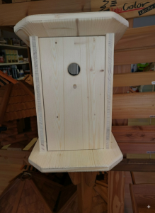 Entdecke einen einzigartigen, handgefertigten Vogelkasten, der humorvoll zu einer Mini-Schnapsbar umfunktioniert wurde. Perfekt als originelles Geschenk oder besonderes Deko-Objekt für Liebhaber von Unikaten und Spirituosen.