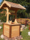Holzbrunnen mit Kurbel und Eimer