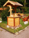 Holzbrunnen mit Kurbel und Eimer