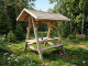 Massive handgefertigte Waldschänke XXL aus naturbelassenem Holz, mit robuster Dachkonstruktion und Sitzbänken auf beiden Seiten, ideal für Garten, Rastplatz oder Outdoor-Bereiche.