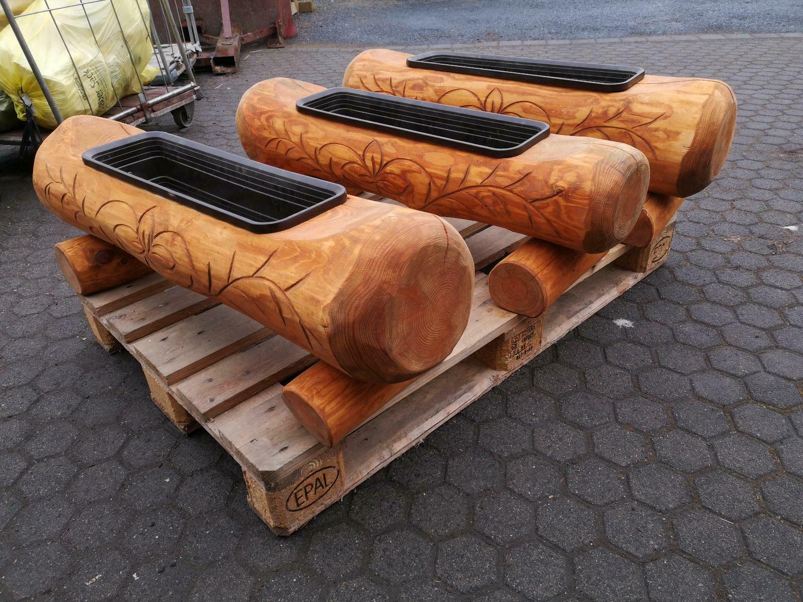 Blumentrog aus Naturholzstamm mit Kunststoffeinsatz aus diagonaler Ansicht