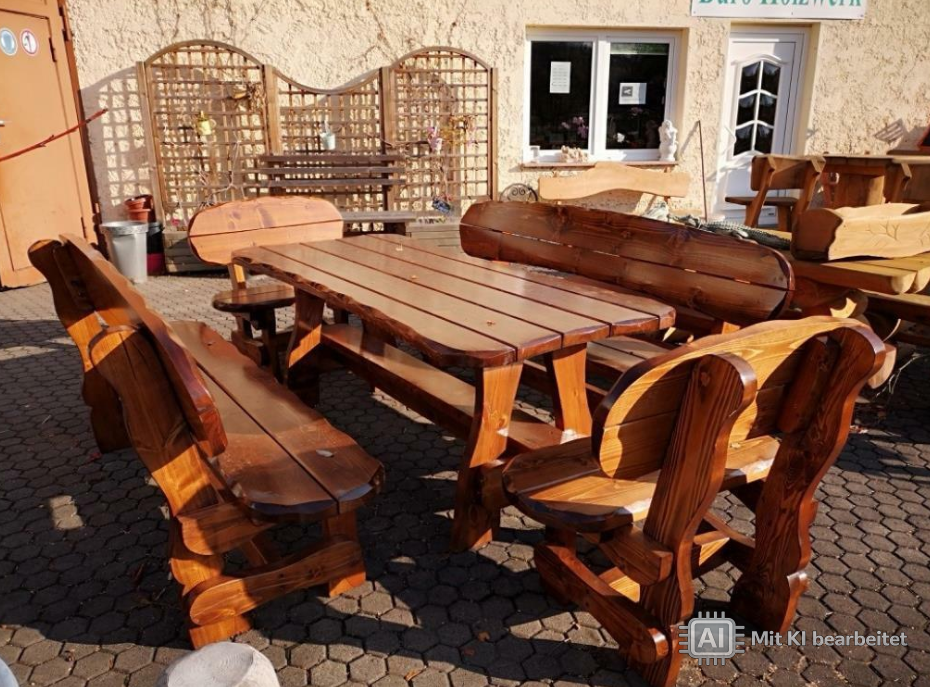 Rustikales Gartenmöbel-Set aus massivem Holz mit Tisch, Bänken und Stühlen auf gepflasterter Terrasse im Freien.