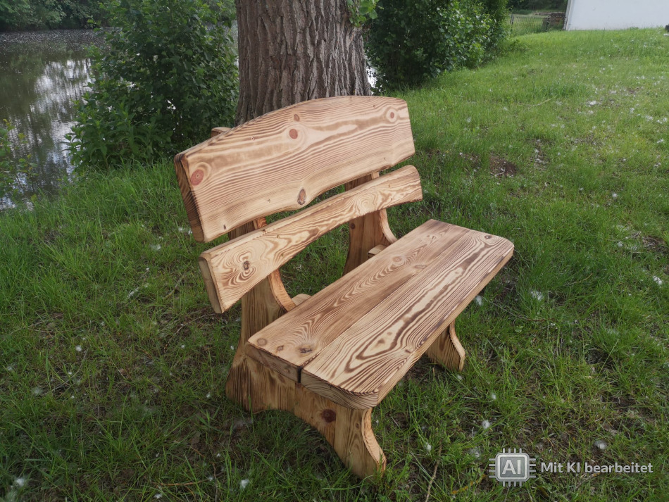 Massive Gartenbank aus Holz mit Rückenlehne – rustikal, naturbelassen und wetterfest
