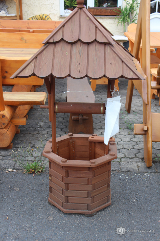 Rustikaler Holzbrunnen mit Spitzdach, ideal als dekorativer Blickfang oder Pflanzkübel im Garten.