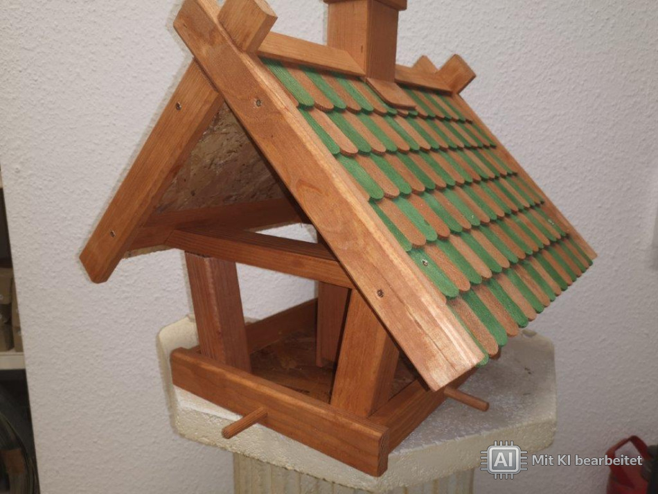 Vogelhäuschen aus Holz – Futterhäuschen für Wildvögel im Garten oder auf dem Balkon
