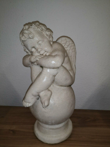 Sitzender Engel aus Stein