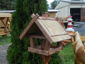 Futterhäuschen, Vogelfutterhaus mit Reetdach